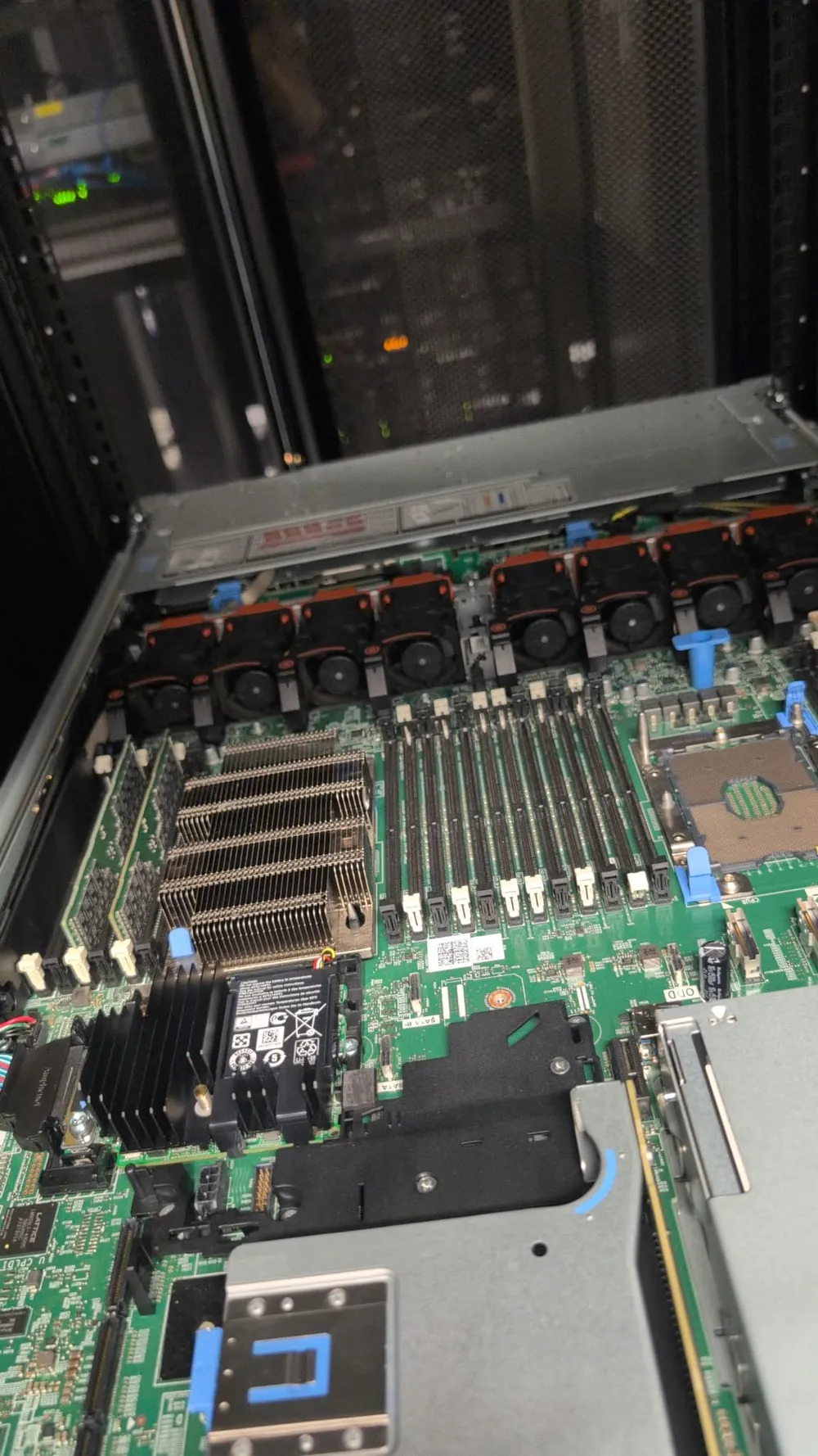 Inside an oXnames Dell PowerEdge R640 server chassis